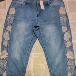 Avenue Brand Capri Jeans Lace Design Brand New With Tags Size 14